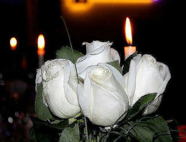 Поминальная свеча и цветы