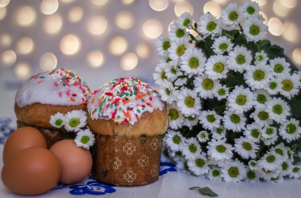 Пасхальный кулич на столе