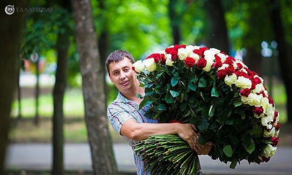 Красивый парень с цветами
