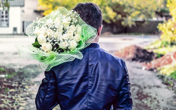 Мужчина с большим букетом
