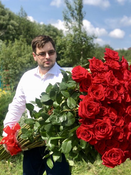 Парень с цветами в руках
