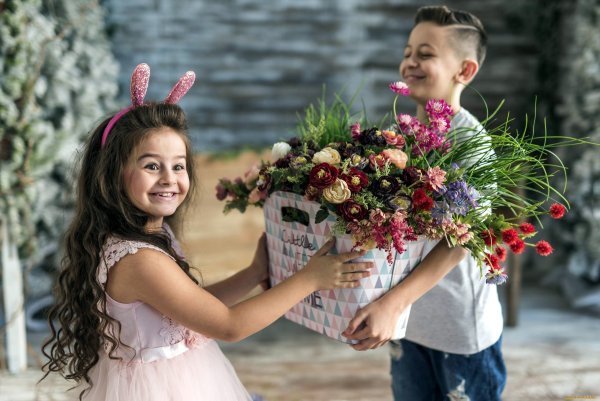 Мальчик дарит девочке цветы