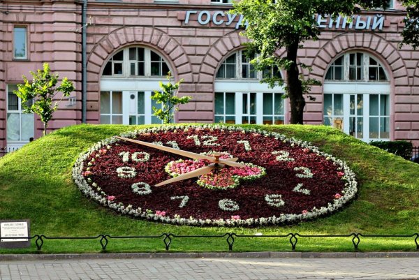 Часы и весенние цветы