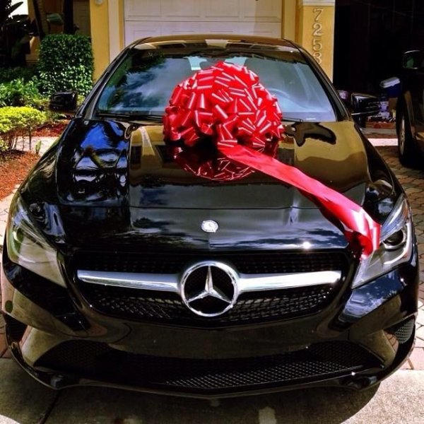 Машина в подарок с бантом