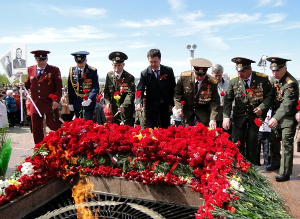 Возложение цветов к Вечному огню
