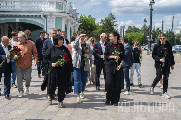 Возложение цветов к Вечному огню