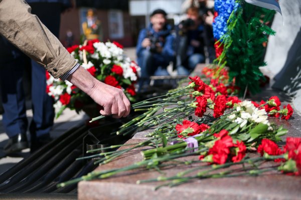 Возложение цветов к Вечному огню