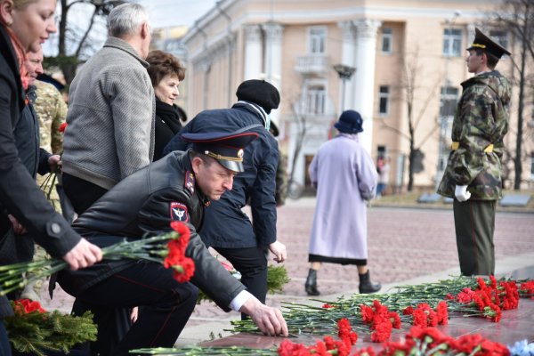 Возложение цветов к могиле неизвестного солдата