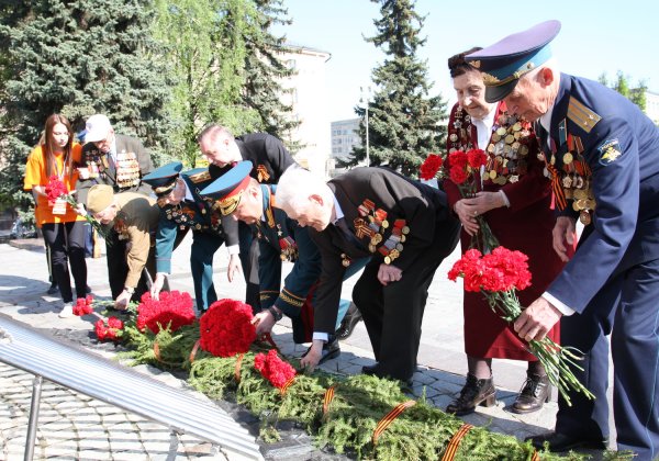 Возложение цветов к Вечному огню