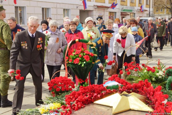 Возложение цветов к мемориалу
