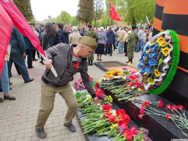 Возложение цветов к могиле неизвестного солдата