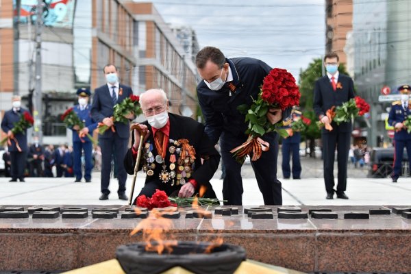 Возлагают цветы к Вечному огню