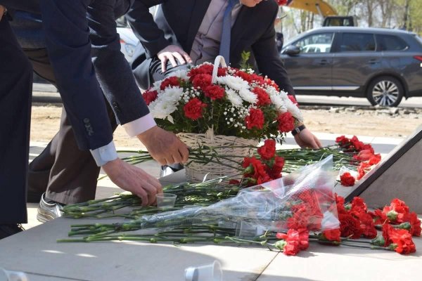 Цветы у памятника Победы