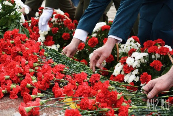 Возложение цветов детьми к памятнику неизвестного солдата