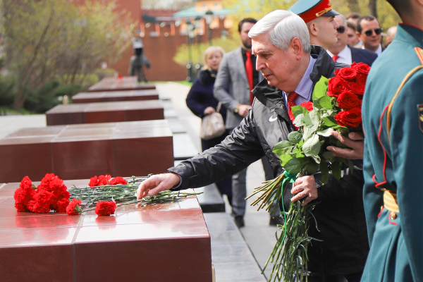Церемония возложения цветов к могиле неизвестного солдата