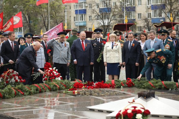Возложение цветов в день Победы Москва