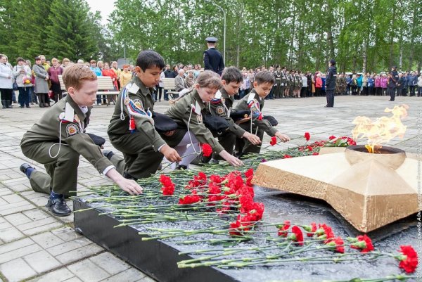 Возложение цветов к памятнику погибшим