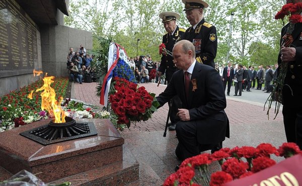 Возложение венков юнармейцами
