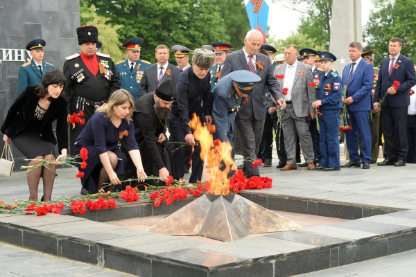 Путин возлагает цветы к могиле неизвестного солдата
