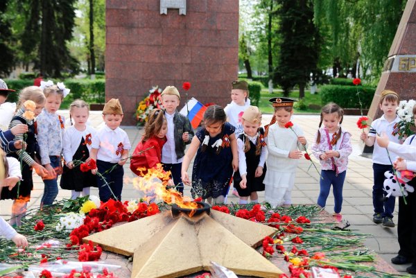 Цветы у памятника неизвестному солдату