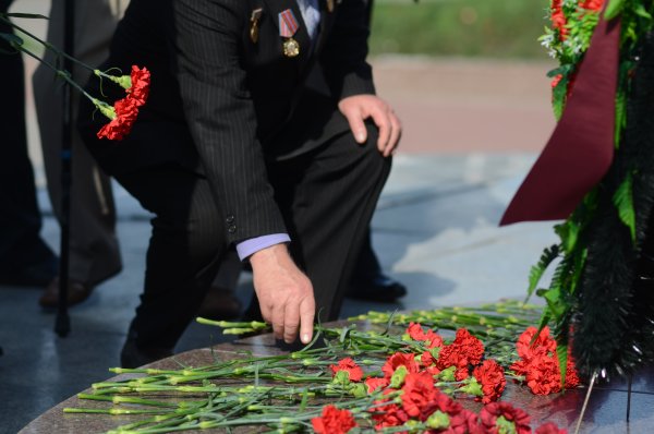 Ветераны у памятника на Мамаевом Кургане
