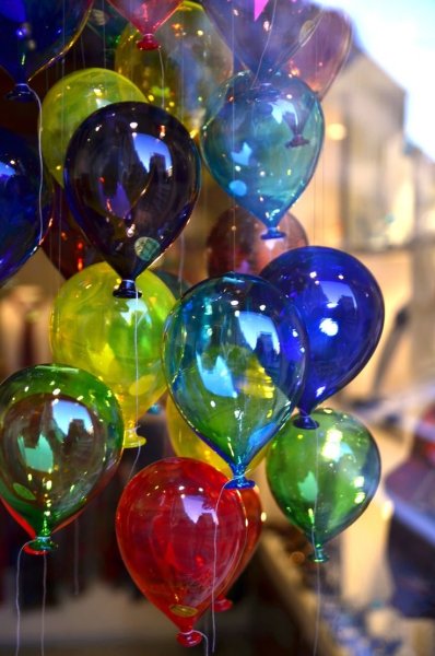 Цветы и шарики яркие