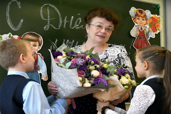 Цветы на учительском столе
