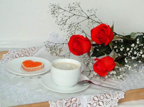 Букет роз и чашка кофе