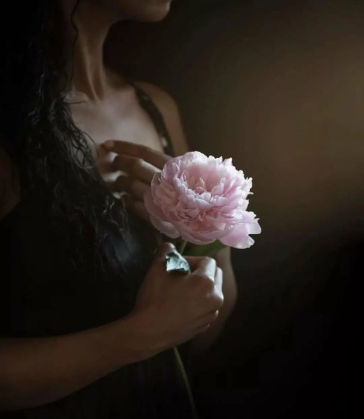 Цветы в руке девушки - 78 фото