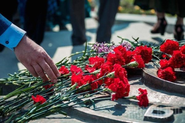 Возложение цветов к памятнику