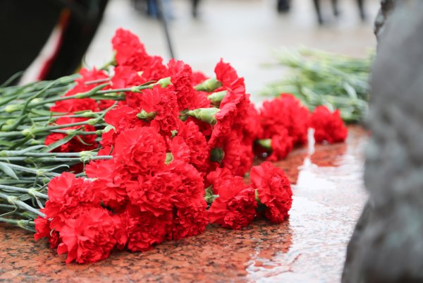Возложение цветов к памятнику неизвестному солдату в Туапсе