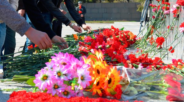 Возложение цветов к памятнику