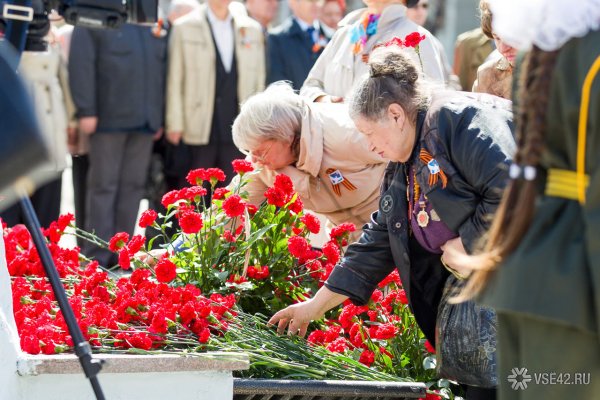 Возложение цветов к Вечному огню