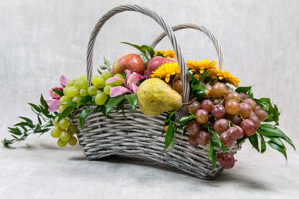 Корзина с искусственными фруктами