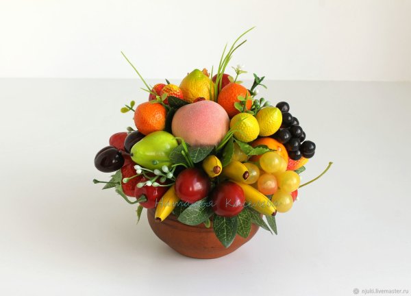 Корзинка с фруктами и цветами
