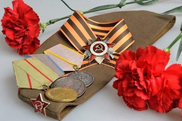 Георгиевская лента с орденом и гвоздиками