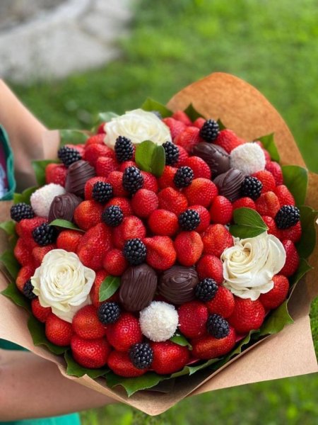Букет из клубники и цветов