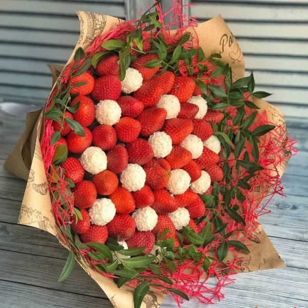 Красивые букеты из клубники