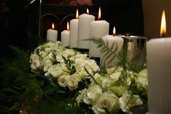 Поминальная свеча и цветы