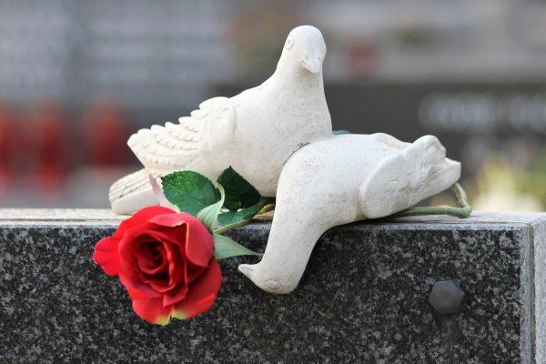 Скульптура голубей на могилу
