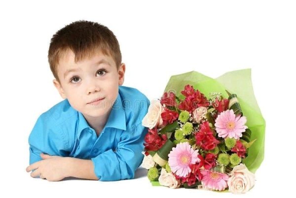 Дети дарят цветы