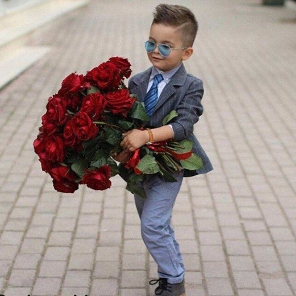 Маленький мальчик с розой