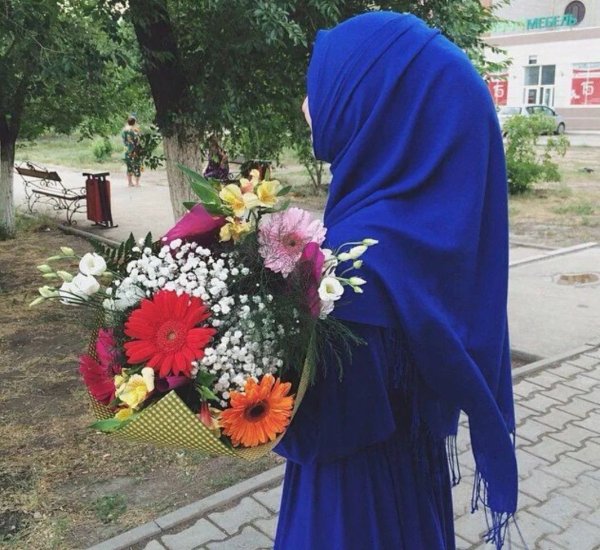 Мусульманка в цветочном саду