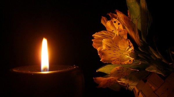 Поминальная свеча и цветы