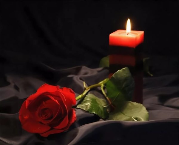 Поминальная свеча и цветы