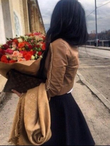 Девушка с цветами со спины