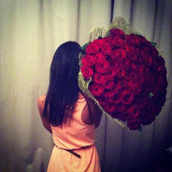 Брюнетка с цветами со спины