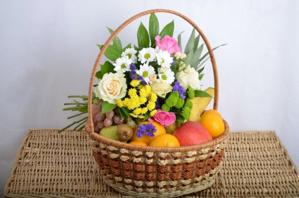 Корзинка с фруктами и цветами