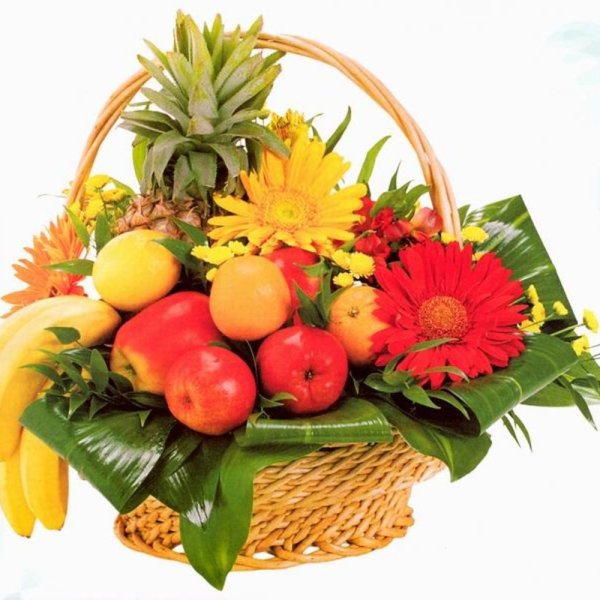 Корзина с фруктами и герберами