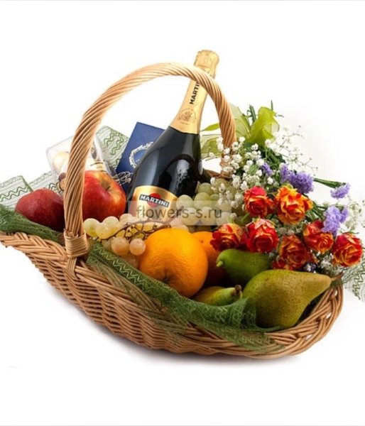 Корзина с фруктами и конфетами